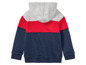 Ein blauer Hoodie mit roten und grauen Farbblöcken.