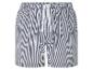 Blau-weiß gestreifte Herren-Shorts.