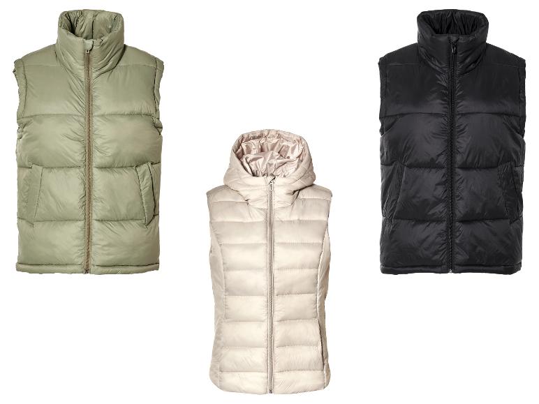 Drei Daunenwesten in verschiedenen Farben.