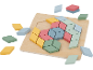 Holzpuzzle mit rautenförmigen Teilen in verschiedenen Pastellfarben.