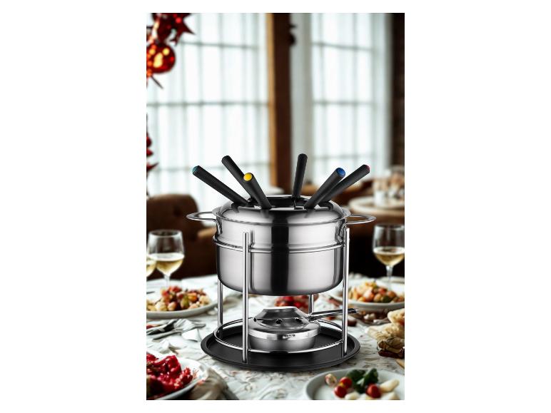 Ein Edelstahl-Fondue-Set mit bunten Gabeln auf einem festlichen Tisch.