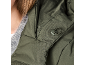 Nahaufnahme des Kordelzugs an der Kapuze einer grünen Damen-Winterjacke.
