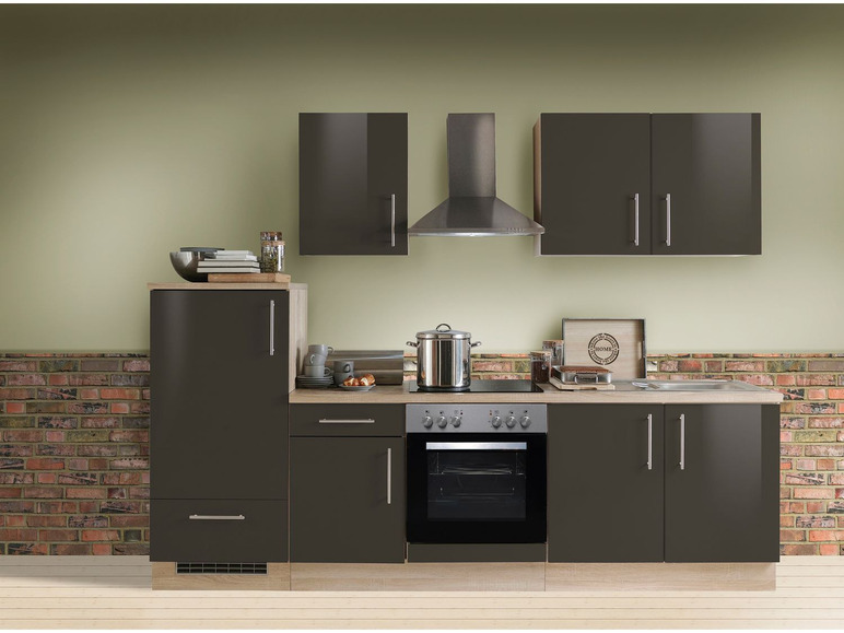 Moderne Küche mit Backofen, Kochfeld und Dunstabzugshaube.