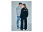 Mann und Frau in grauen und schwarzen Sweatshirts mit Text 