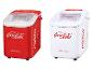 Zwei rote und weiße Coca-Cola Eiswürfelmaschinen.