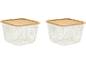 Zwei weiße Drahtkörbe mit Holzdeckeln