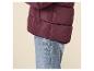Damen-Pufferjacke in Burgunderrot und Jeans.