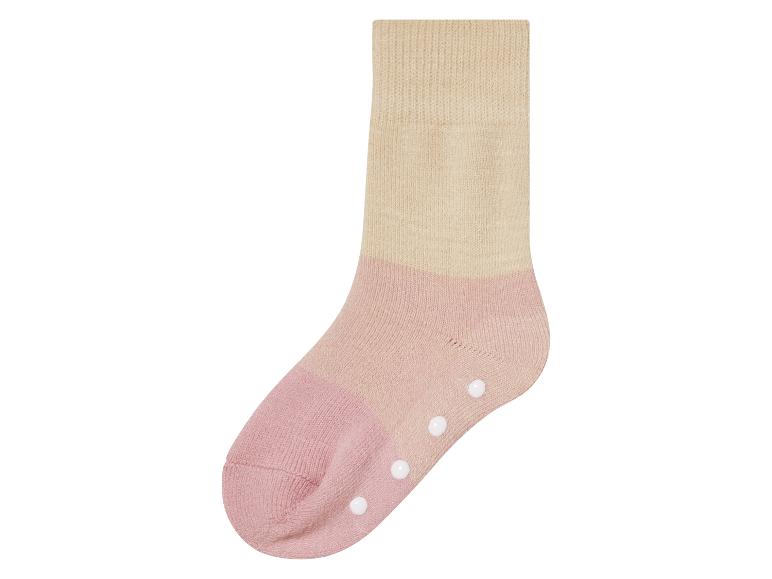 Beige und rosa Babysocken mit rutschfesten Punkten.