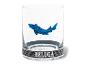 Ein klares Glas mit blauem Fischdesign und einem schwarzen Band mit weißen Punkten und Text.
