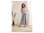 Schwangeres Model in einem grauen Maxikleid und Birkenstock Sandalen.