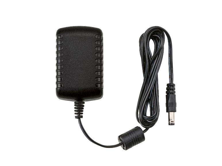 Schwarzes AC-Netzteil mit Kabel und Stecker