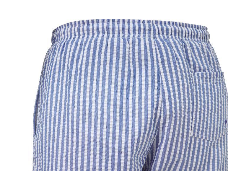 Blau-weiß gestreifte Shorts.