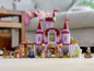 LEGO Disney Schloss Belle mit Belle, dem Biest und anderen Figuren.
