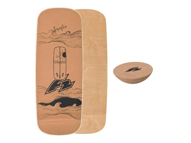Balance Board mit Korkoberfläche, Surf-Design und Korkrolle.