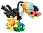 Eine LEGO Creator 3-in-1 Tukanfigur, mit einer Scheibe Wassermelone und einer Blume.