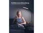 Eine Frau liest ein Buch auf dem Sofa mit einer modernen Stehlampe.