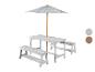 Kindertisch und -bänke aus Holz mit grauem Sonnenschirm mit weißen Sternen.