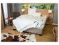 Modernes Schlafzimmer mit Bett, weißer Bettwäsche, Nachttischen und einem Kuhfellteppich.