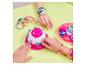 Ein Kind macht ein Armband mit einem Cool Maker Armband-Maker.