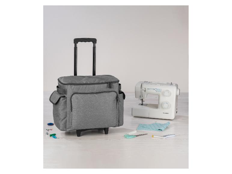 Rollende Nähtasche und SilverCrest Nähmaschine mit Zubehör.
