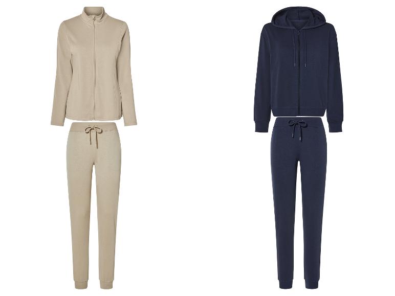Zwei Trainingsanzüge, einer beige und einer dunkelblau.