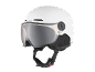 Weißer Skihelm mit integriertem Visier und verstellbarem Kinnriemen.