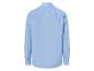 Ein hellblaues Hemd mit langen Ärmeln