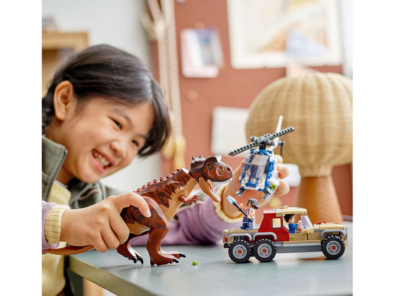 Gehe zu Vollbildansicht: LEGO® Jurassic World™ 76941 »Verfolgung des Carnotaurus« - Bild 2