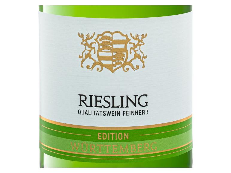 Eine Flasche Riesling Qualitätswein Feinherb Wein aus Württemberg.