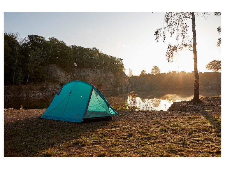 Ein blaues Grand Canyon Zelt auf einem Campingplatz am See.