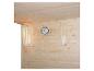 Sauna-Interieur mit Thermometer, Hygrometer und Beleuchtung an Holzwand.