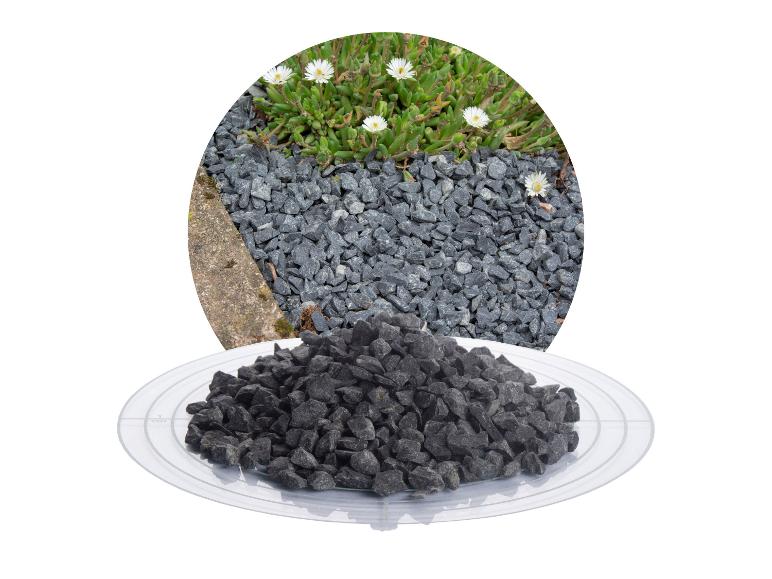 Dunkelgrauer Kies auf einem klaren Teller, mit einem runden Einsatz, der den Kies in einer Gartenumgebung mit weißen Blumen zeigt.