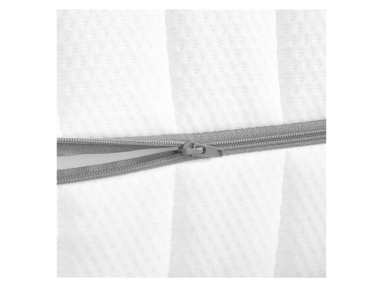 Reißverschluss an einer weißen, gesteppten Matratze.