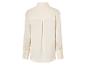Eine cremefarbene Seidenbluse mit langen Ärmeln.