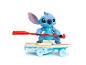 Stitch-Figur auf Skateboard mit rotem Paddel.