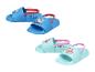 Zwei Paar Kindersandalen: blaue mit Welpen und türkisfarbene mit einem Welpen.