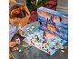 Mädchen spielt mit einem Spielzeug-Adventskalender mit Schloss und Figuren.