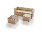 Garten-Rattansofa-Set mit beigen Kissen, Glas-Couchtisch und Ottomane.