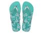Ein Paar türkisfarbene Flip-Flops mit Blumenmuster und silbernen Riemen, mit „COPACABANA“.
