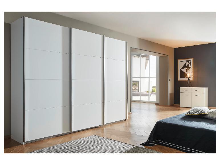 Weiße Schiebetürenschrank und moderne Kommode.