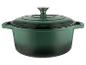 Grüne Gusseisen-Schmorpfanne mit Deckel.