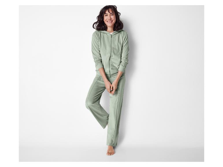Frau in einem bequemen hellgrünen Trainingsanzug.