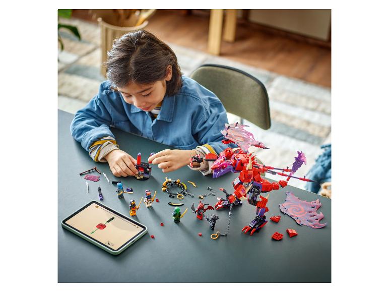 Kind baut LEGO Ninjago Drachen und Figuren mit einem Tablet