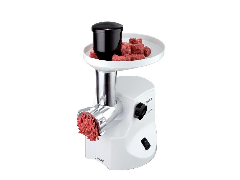 Weiße Kenwood Fleischwolf mit Hackfleisch und Fleischstücken.