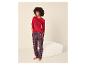 Frau in rotem Langarmshirt und roter karierter Hose.