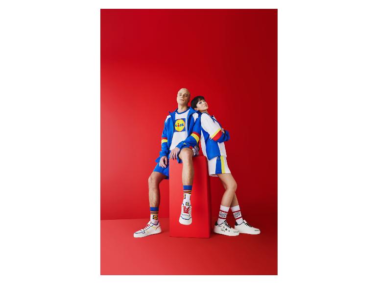 Lidl Kleidung und Schuhe im Retro-Stil, präsentiert von zwei Models.