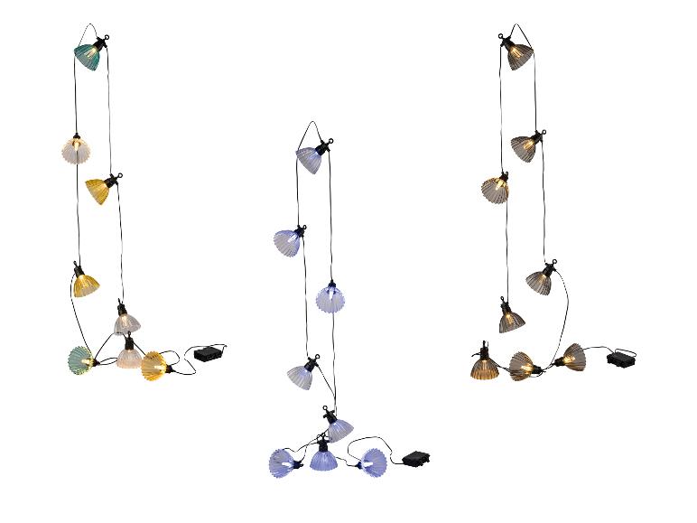 Dekorative Lichterketten mit muschelförmigen Lampenschirmen in verschiedenen Farben.