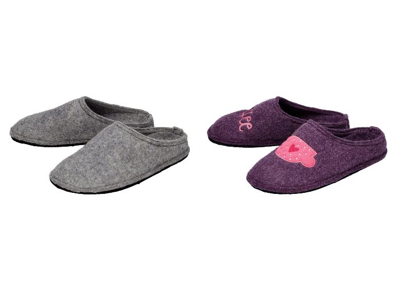 Ein Paar Filzpantoffeln, eine grau und eine lila mit Motiven.