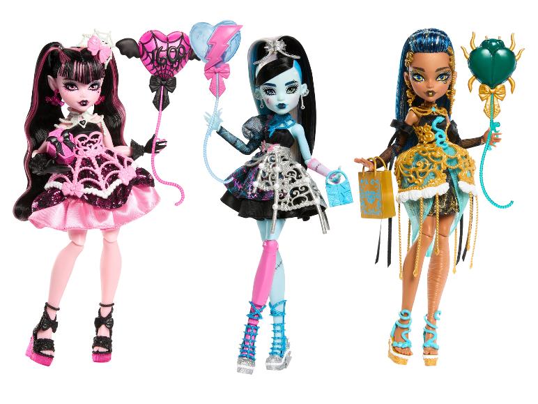 Drei Monster High Puppen: Draculaura, Frankie Stein und Cleo De Nile.