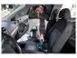 Mann reinigt einen Autositz mit einem Parkside Nass- und Trockensauger.